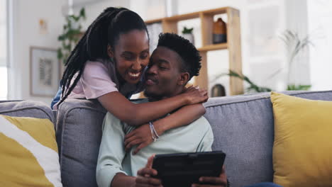 Tableta,-Abrazo-O-Feliz-Pareja-Negra-Comprando-En-Línea