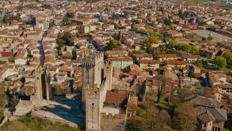 Drone-shot-over-Scaligero-castle,-Mantova-Italy