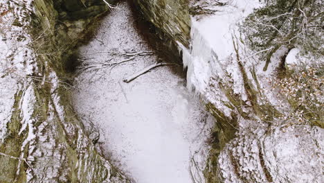 Drohnenvideo-Des-Ausgehungerten-Rock-State-Park-Gebiets-Im-Winter-Mit-Fallendem-Schnee