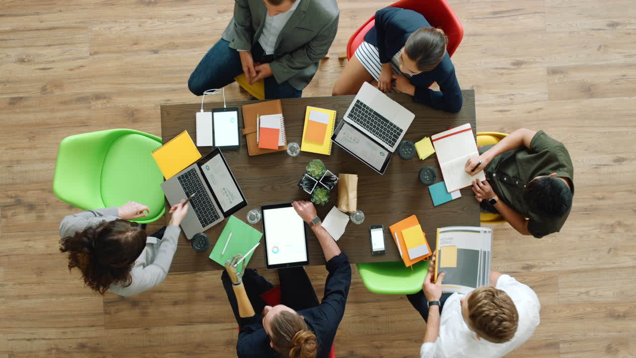 startups, negocios, reuniones con personas con cartera.