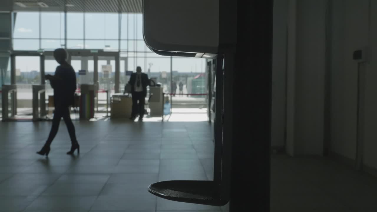 utilizzando un distributore automatico di disinfettante per mani