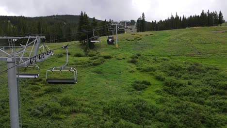 un panorama panorámico a través del ascensor de esquí de la montaña de cobre en colorado
