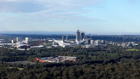 evolución urbana: rascacielos modernos que adornan la orilla del río con un vistazo a la silueta urbana lejana