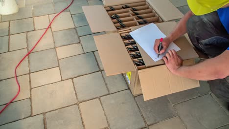 ingeniero eléctrico masculino haciendo bocetos para la construcción de paneles solares