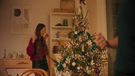 hombre conectando enchufe de luz led en el árbol de navidad