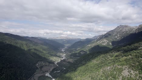 video de drones del plano frontal moviéndose hacia abajo sobre el valle vermosh sobre el río vermoshi, el sh20 a la altura de bashkimi, albania