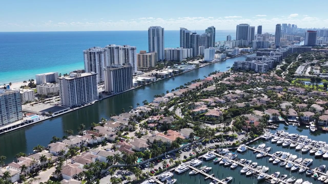 Skyline di Hollywood Beach a Hollywood Beach in Florida, Stati Uniti. Paesaggio costiero. Quartiere del centro. Destinazione di viaggio. Skyline di Hollywood Beach in Florida, Stati Uniti. Paesaggio marino naturale