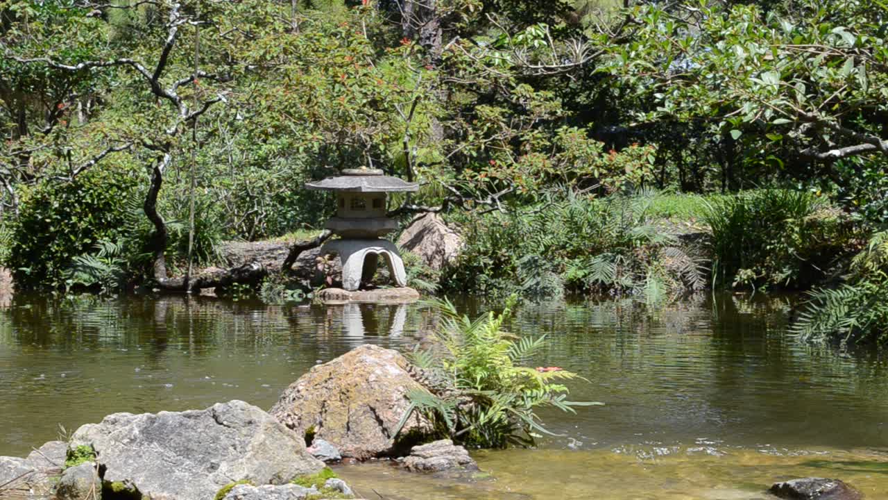 Giardino giapponese. Stagno nel giardino giapponese formato dal fiume. La natura in un giardino