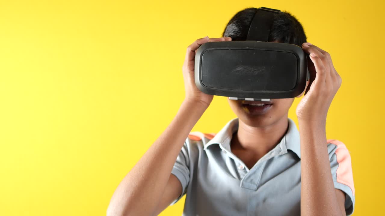 joven con auriculares de realidad virtual, caja vr aislada en blanco