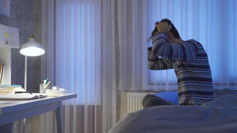 Nervöser,-Nachdenklicher-Teenager,-Der-Nachts-In-Seinem-Zimmer-Steht.