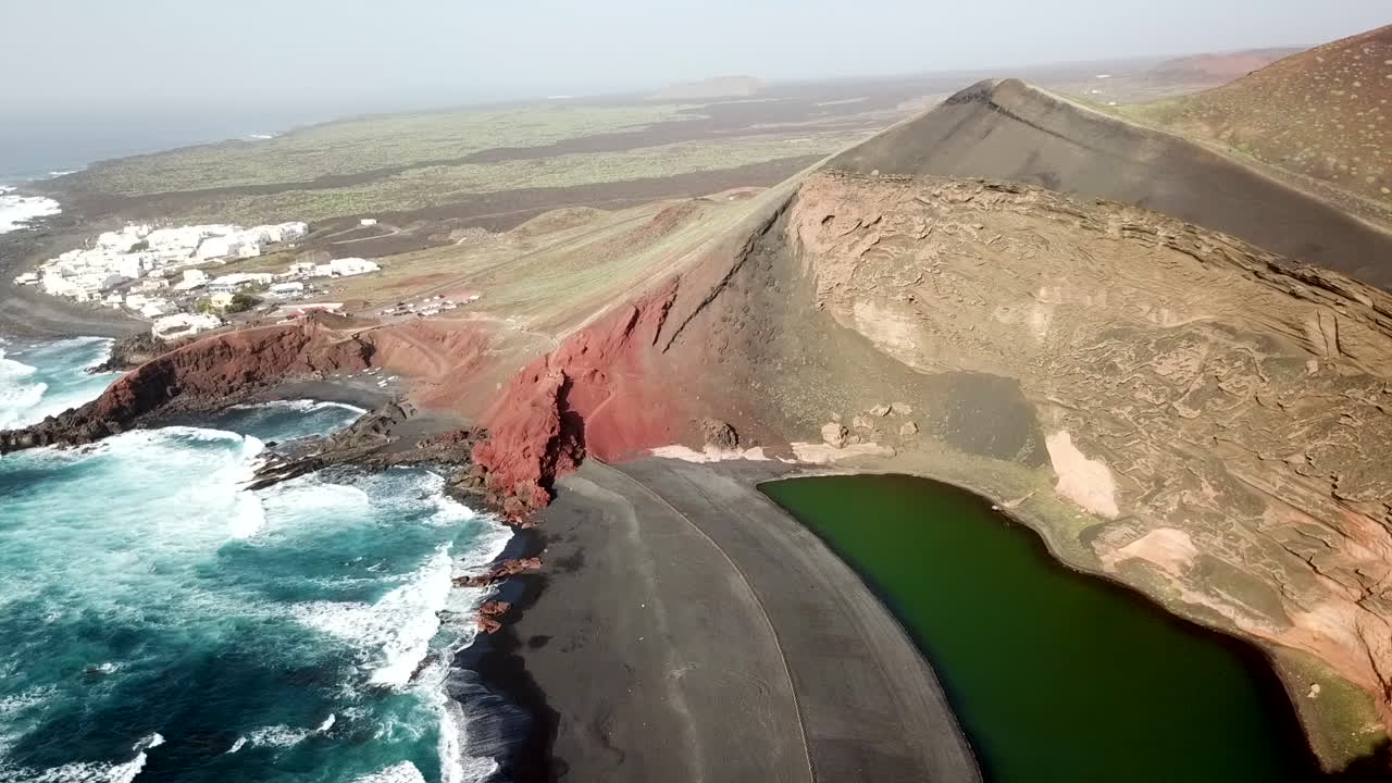 엘 골포 (el golfo) 의 녹색 호수 (green lagoon) 의 공중 촬영