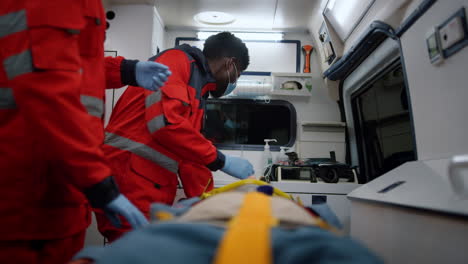 paramédicos profesionales rescatando al paciente. trabajadores médicos que se trasladan al hospital