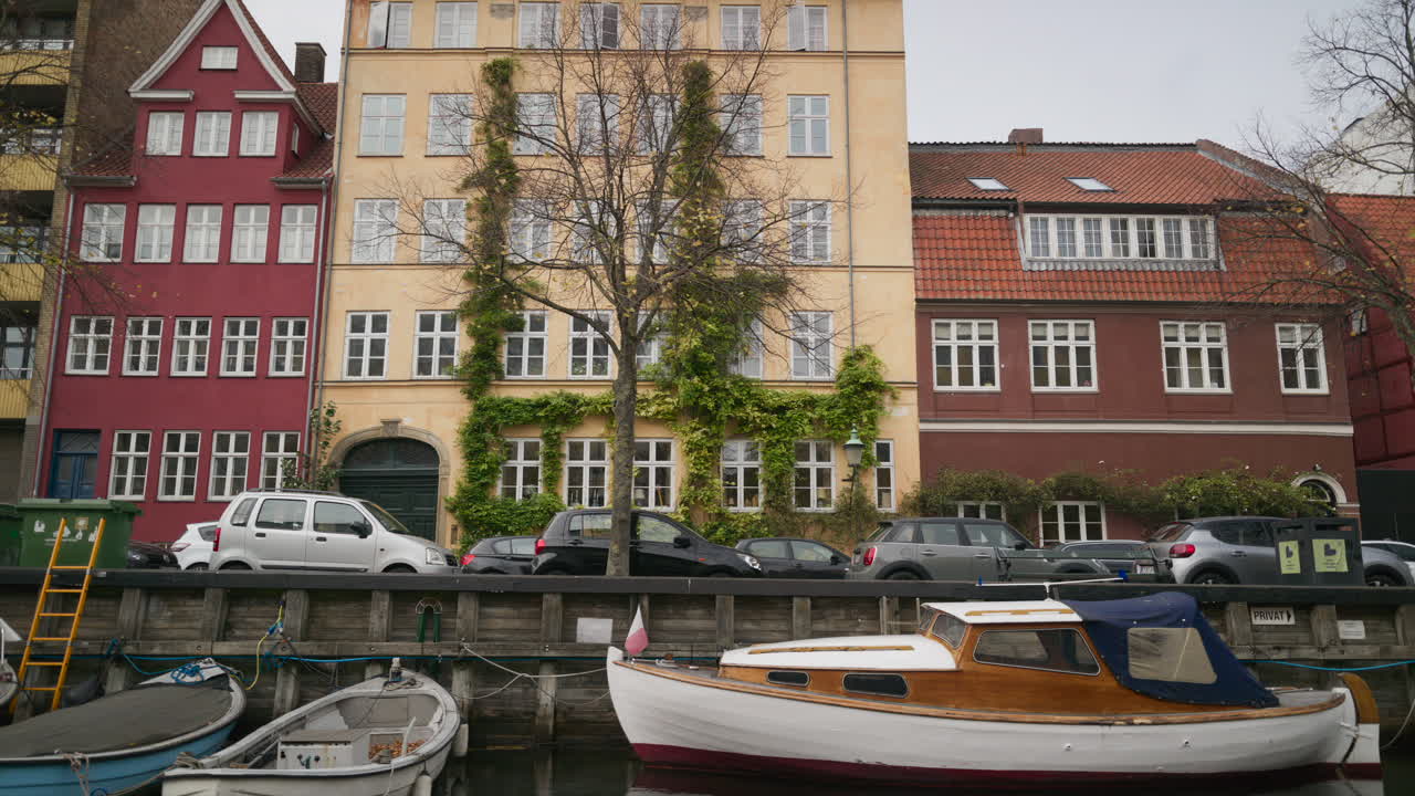 Barche ormeggiate sul canale di Christianshavn nel quartiere di Christianshavn a Copenaghen, in Danimarca