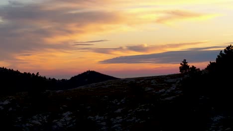 puesta de sol sobre las cimas de las montañas