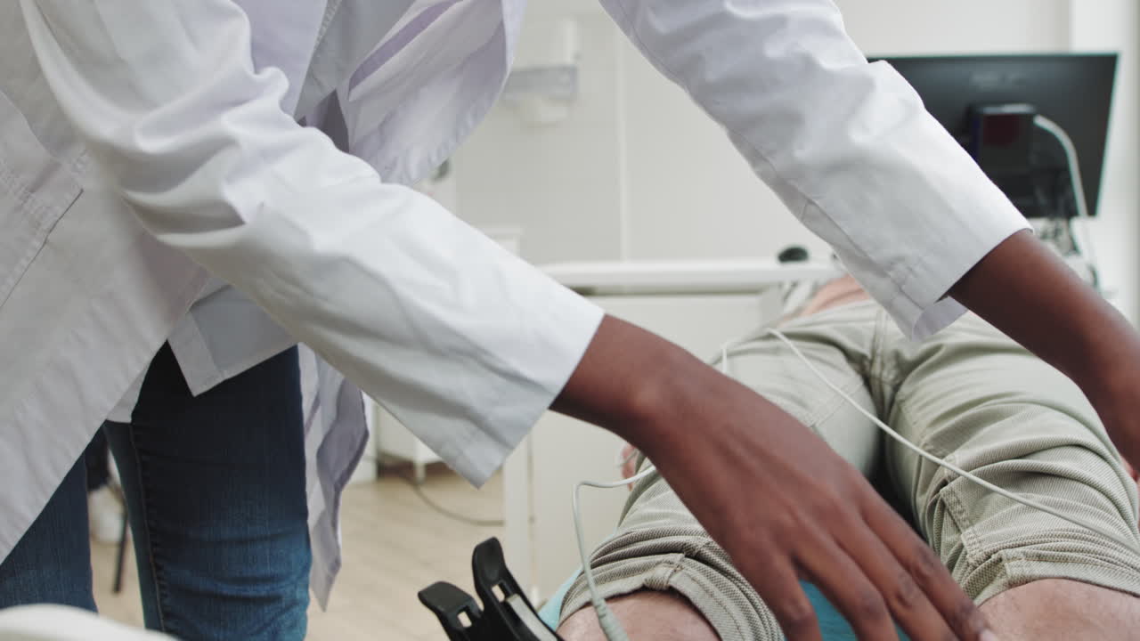 Il medico ha fatto un elettrocardiogramma e ha rimosso le ventose dopo aver posizionato gli elettrodi sulle gambe del paziente