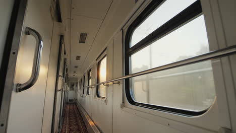 la vista desde el vagón de tren en movimiento rápido 1