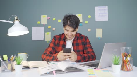 Männlicher-Student,-Der-Am-Telefon-Chattet.