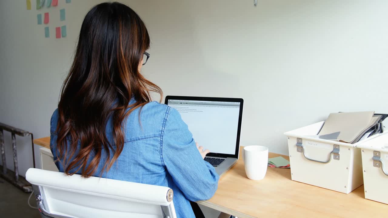 노트북을 사용하는 여성 임원 백인 커피를 마시고