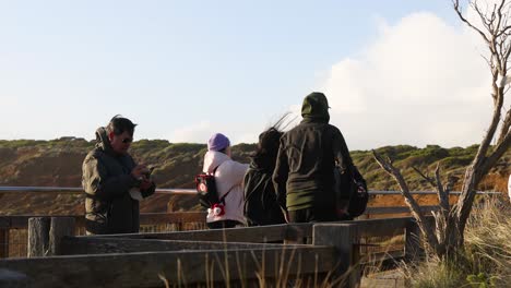 grupo de personas disfrutando de una vista panorámica de la costa