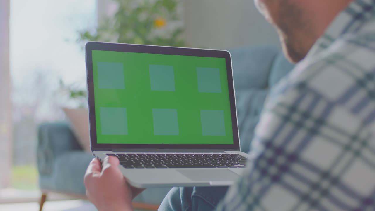 hombre discutiendo en la computadora portátil