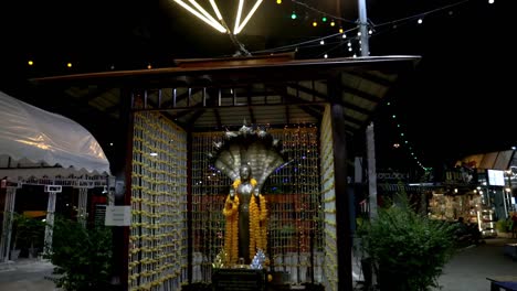 Mirando-Al-Buda-En-El-Mercado-Nocturno