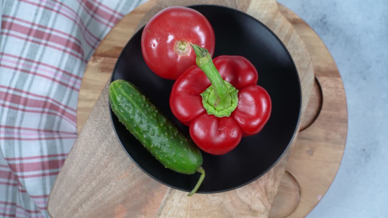원형 회전 신선한 토마토, 고추 및 호박 접시, 상단 전망.