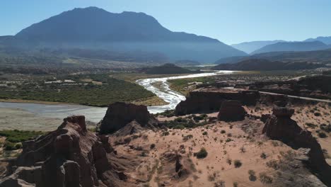 dirección aérea hacia el río sinuoso en un día soleado, norte de argentina