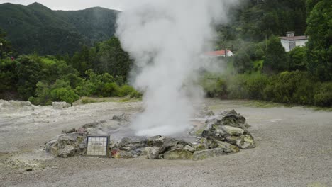 Pozo-De-Agua-Volcánica-Hirviendo-Con-Vapor,-Furnas-São-Miguel,-Azores