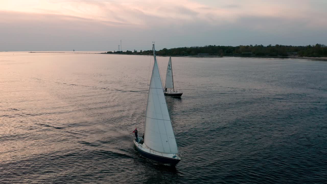 pequeños veleros que ingresan al puerto deportivo desde el mar báltico