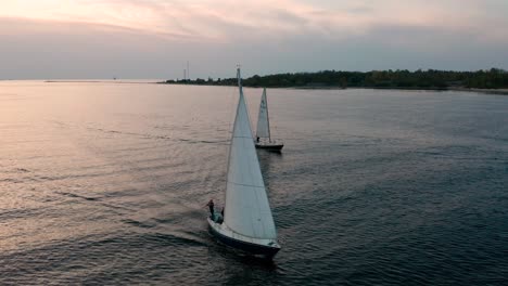 Pequeños-Veleros-Que-Ingresan-Al-Puerto-Deportivo-Desde-El-Mar-Báltico