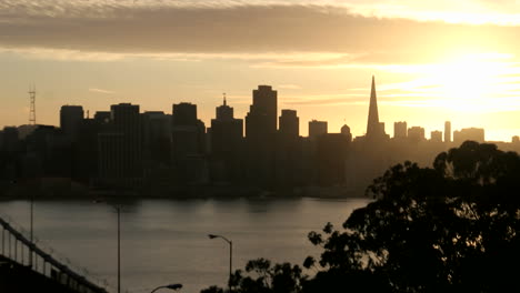 Un-Cielo-Colorido-Se-Desvanece-En-La-Oscuridad-Sobre-El-Horizonte-De-San-Francisco