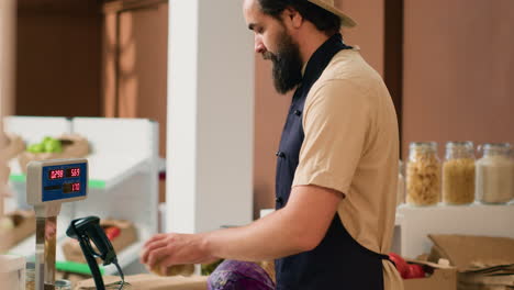 vendedor que pesa patatas para un cliente