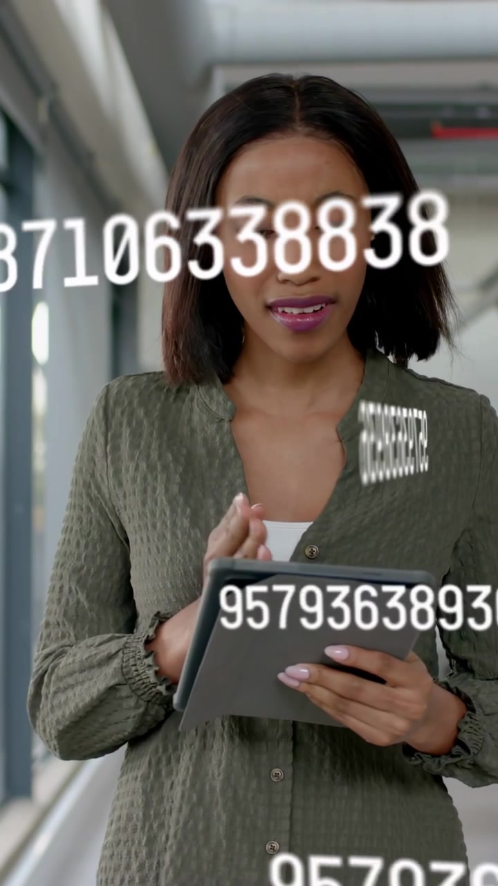 Video vertical: Mujer tocando una tablet en un pasillo, números flotando sobre la tablet mostrando datos financieros