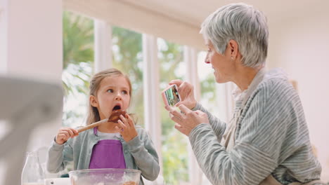hornear, niña y abuela con teléfono inteligente