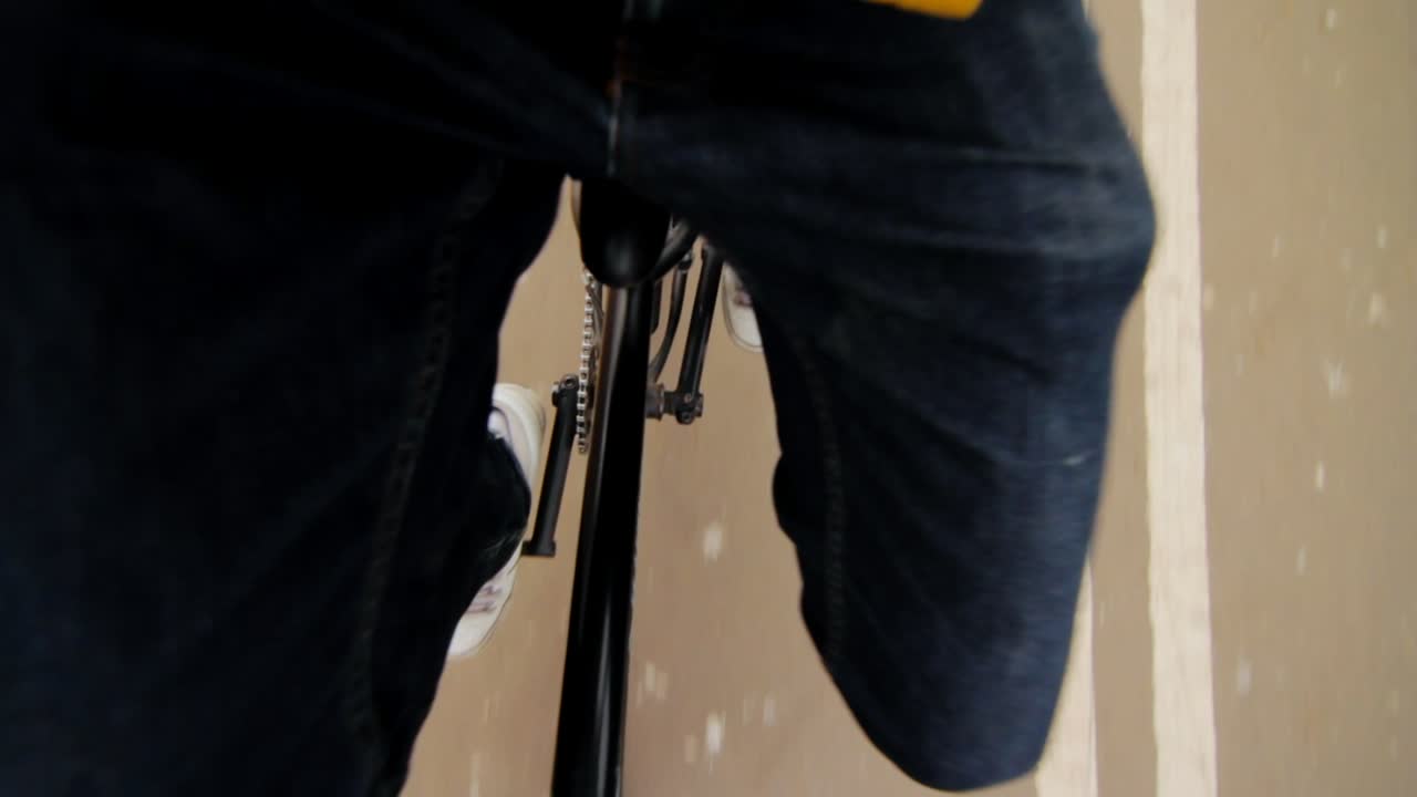 ciclista de carretera de pie y presionando los pedales. tipo montando en bicicleta de pie