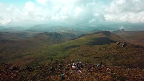 Grupo-De-Excursionistas-En-El-Pico-Bluff-Admirando-La-Descripción-General-De-La-Naturaleza-Durante-La-Caminata-Del-Monte-Elgon-En-La-Frontera-De-Uganda-Y-Kenia-En-áfrica