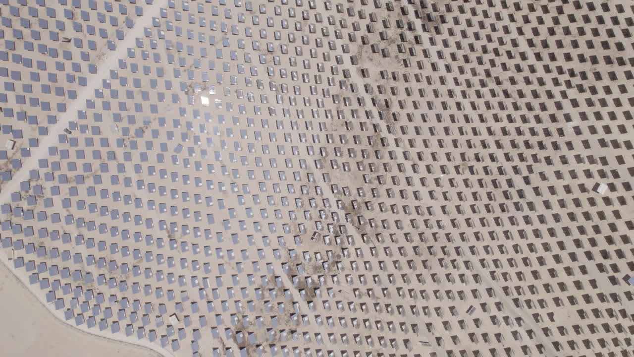 воздушный снимок сотен зеркал на солнечной электростанции - дрон 4k super light viwe-1