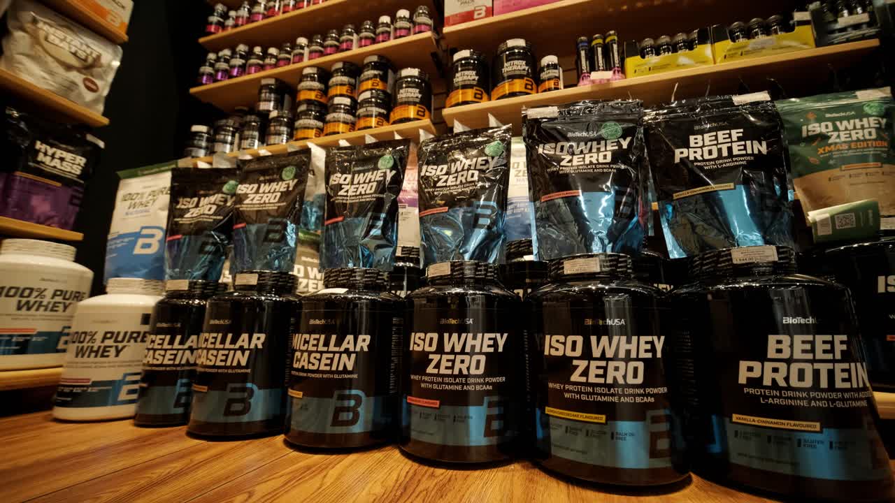 스포츠 영양 상점 인테리어에는 다양한 영양 보충제가 있습니다.