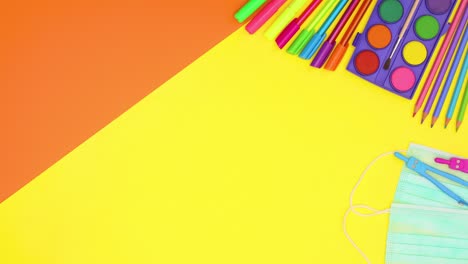 la papelería de la escuela aparece y se mueve en la esquina derecha. de vuelta a la escuela codiv-19 stop motion