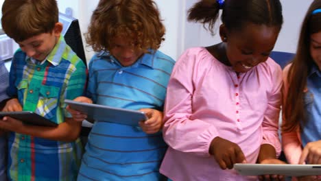 Schulkinder-Nutzen-Ein-Digitales-Tablet-Im-Klassenzimmer