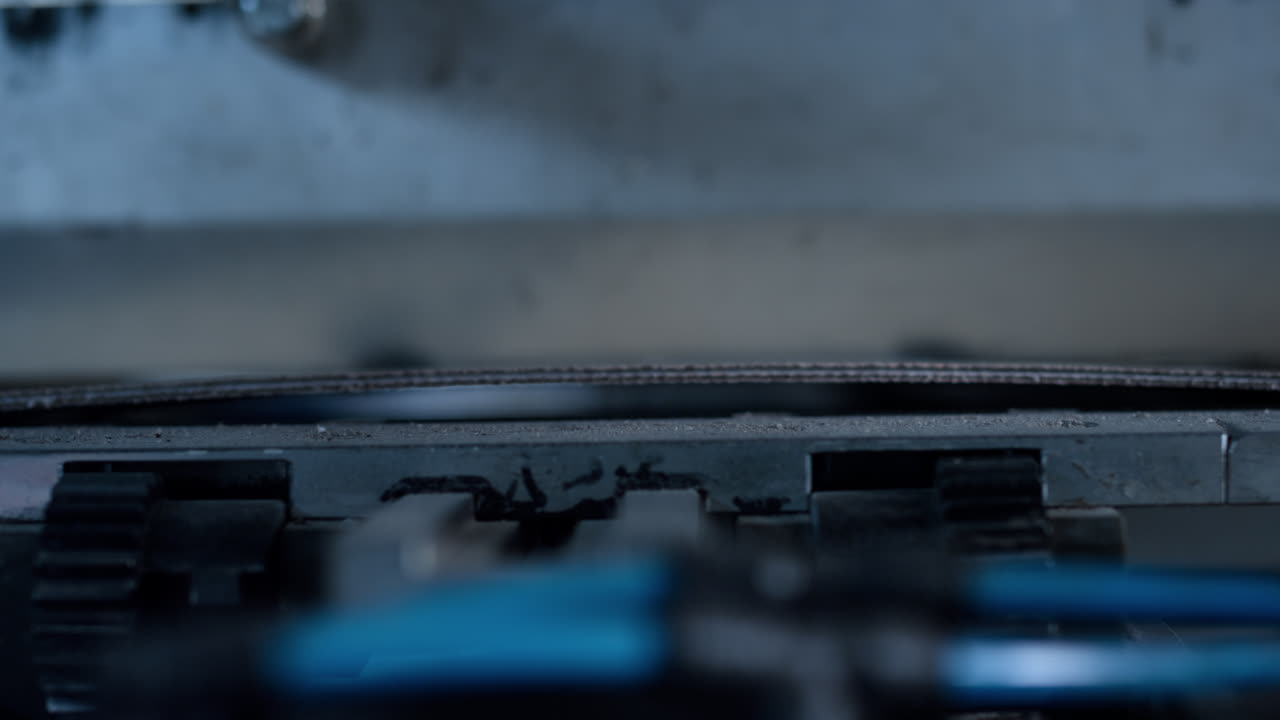 자동화된 기계 생산 과정에서 움직이는 근접 공장 기계 부품