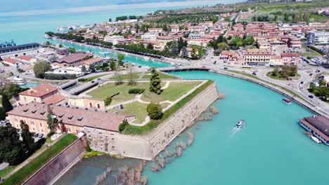 Peschiera-Del-Garda-Con-El-Lago-De-Garda-Con-Montañas-Y-Lago