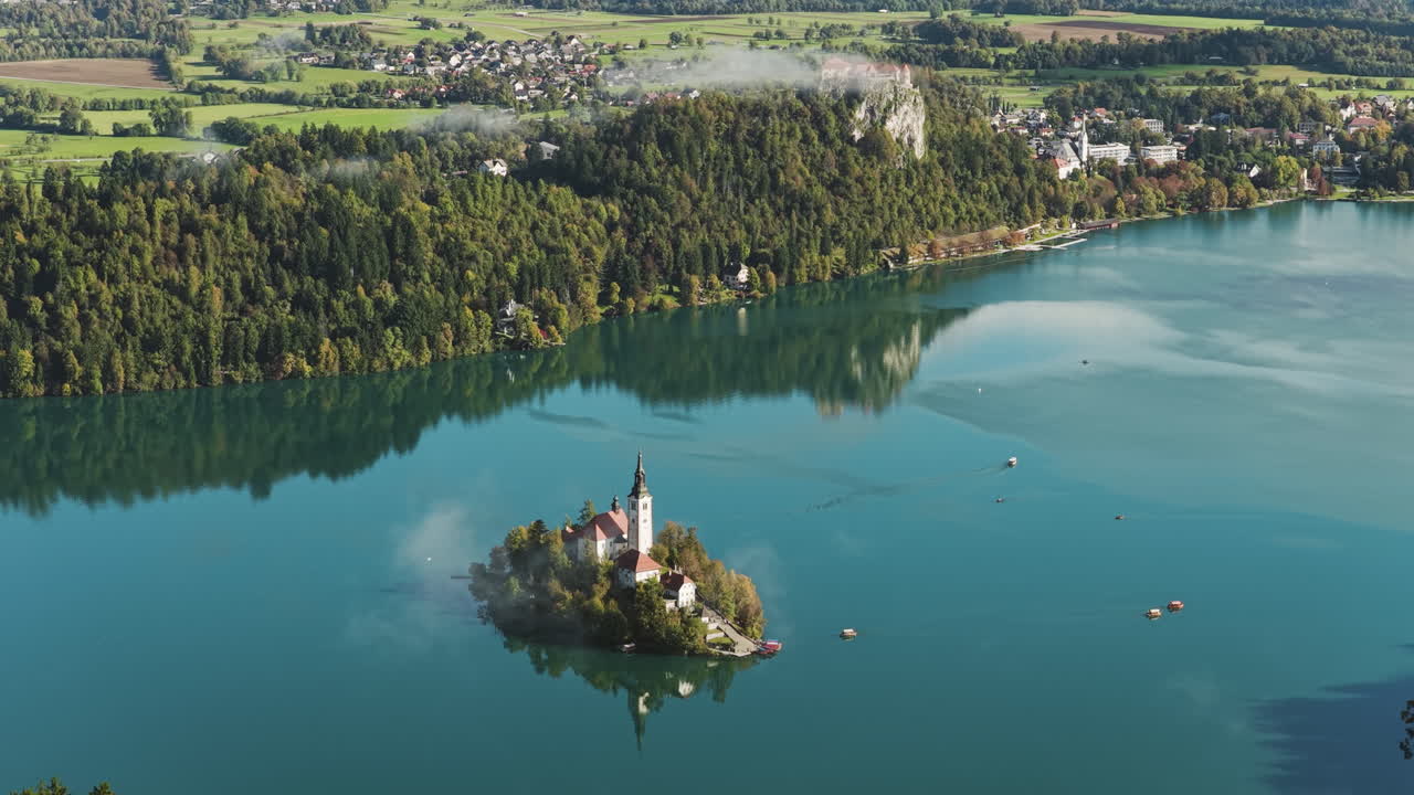 Ripresa panoramica con drone intorno alla chiesa dell'isola di Blejski Otok, Lago di Bled, Slovenia.