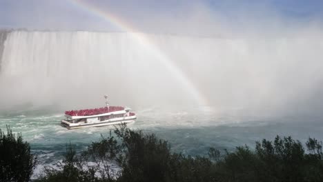 Impresionante-Vista-De-La-Excursión-En-Barco-Maid-Of-The-Mist-Acercándose-A-Las-Rugientes-Cataratas-Del-Niágara