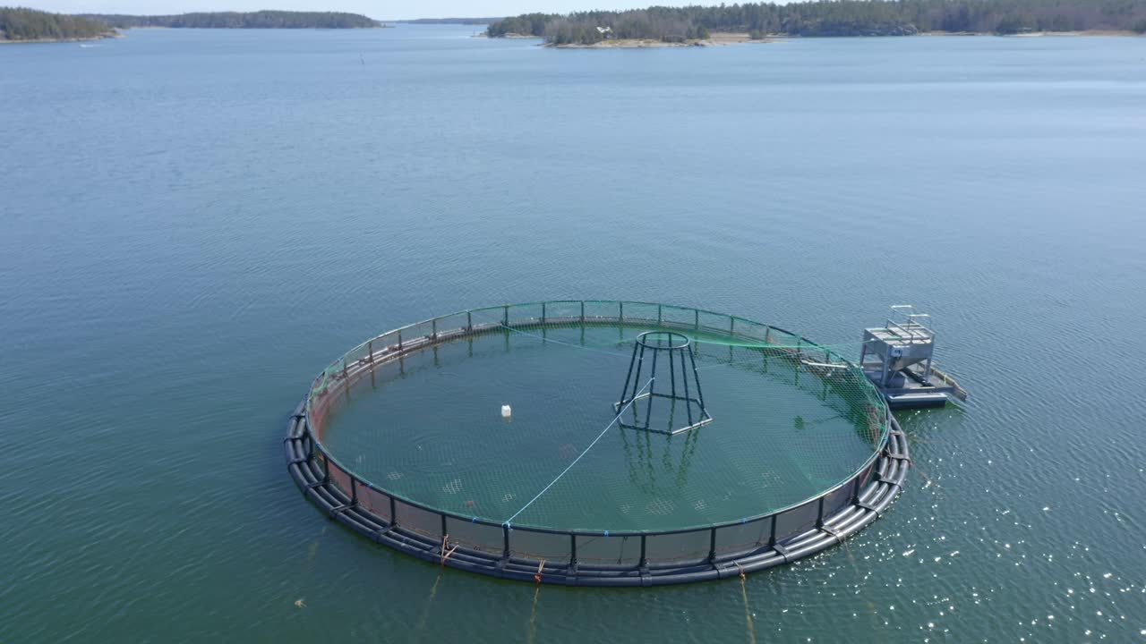 핀란드 군도에 있는 떠다니는 둥근 생선 농장