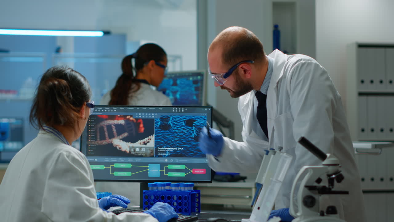 un team di scienziati preoccupati per l'evoluzione del virus discute in laboratorio.