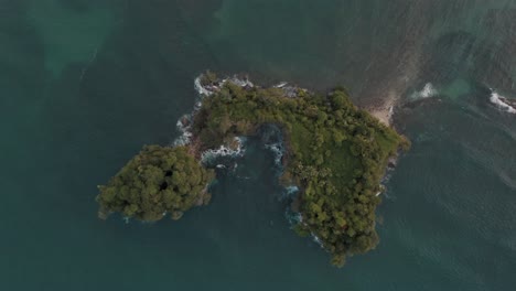 vista superior de la isla de punta mona en medio del agua azul del mar caribe en costa rica