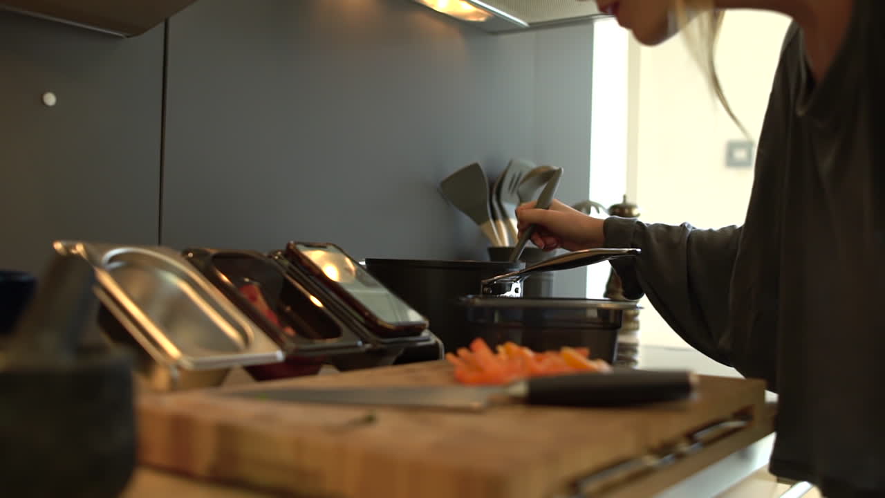 요리법을 읽고 조리법을 읽는 젊은 여성의 클로즈업