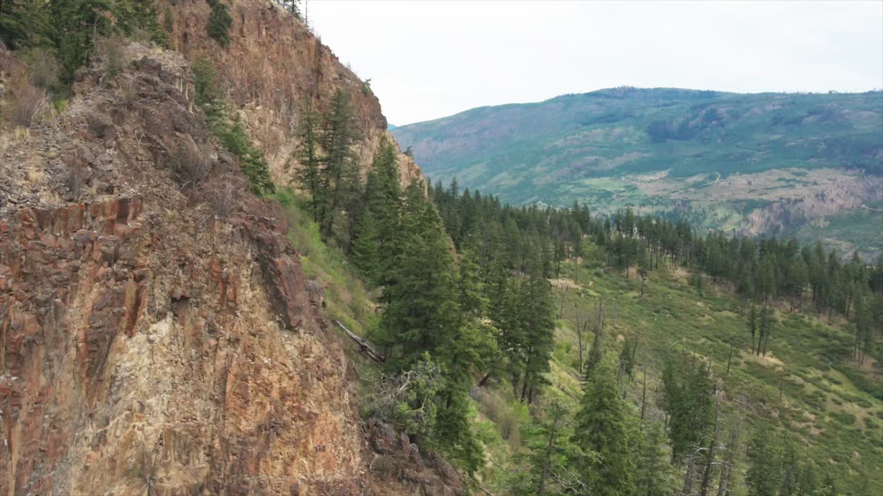 vista aérea escénica de una roca roja rodeada de vegetación perenne en el valle del río thompson sur cerca de kamloops bc canadá