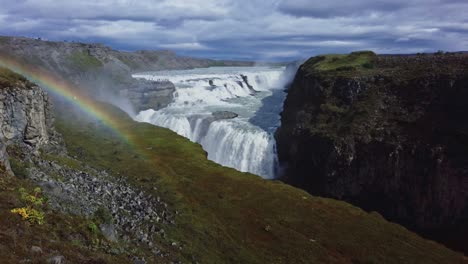 4k-60-Fps-Revelan-Una-Toma-De-Gullfoss,-Una-De-Las-Cascadas-Más-Emblemáticas-De-Islandia-Durante-El-Verano